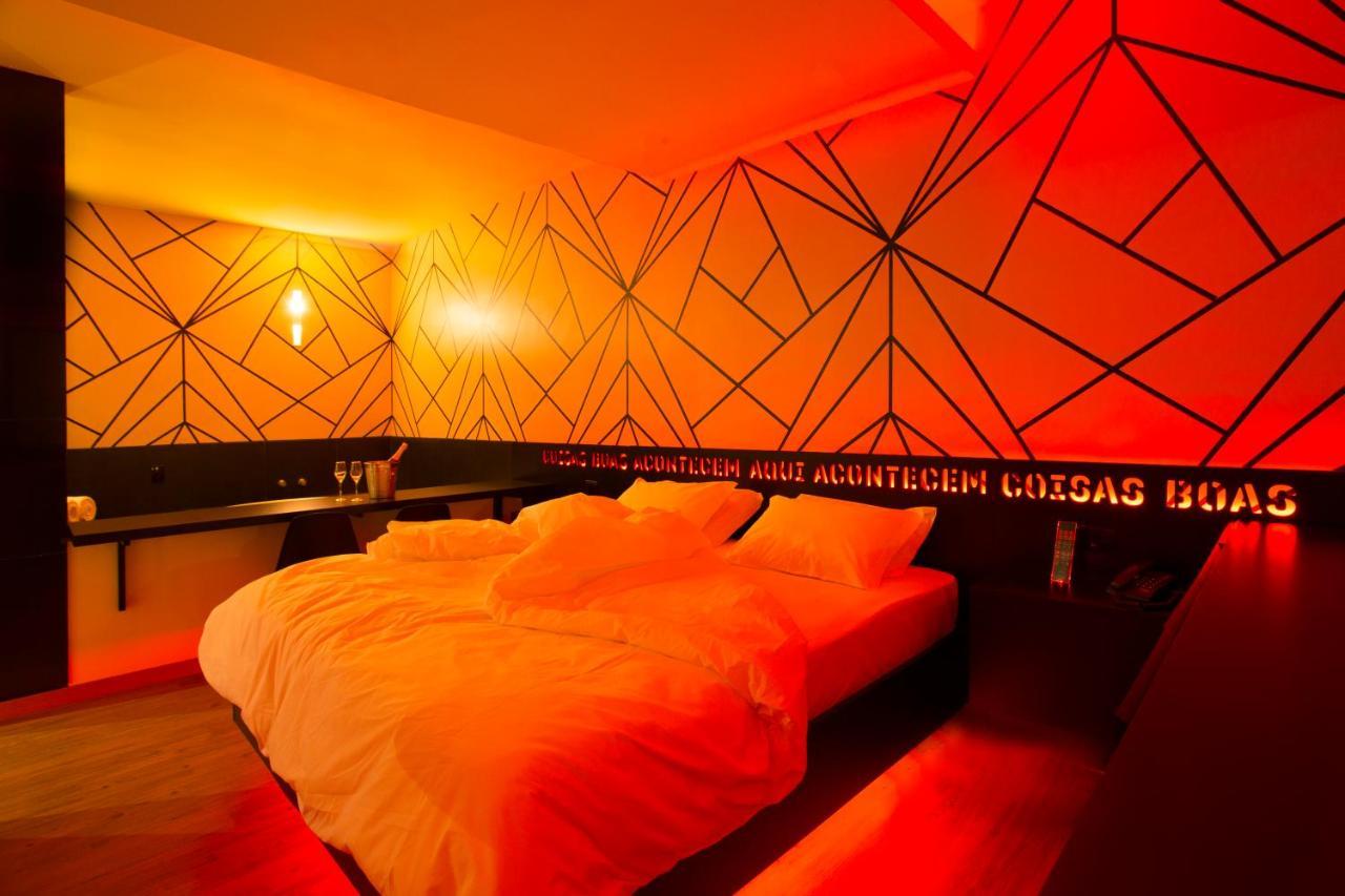 Suíte com Cama King-size e Banheira de Hidromassagem