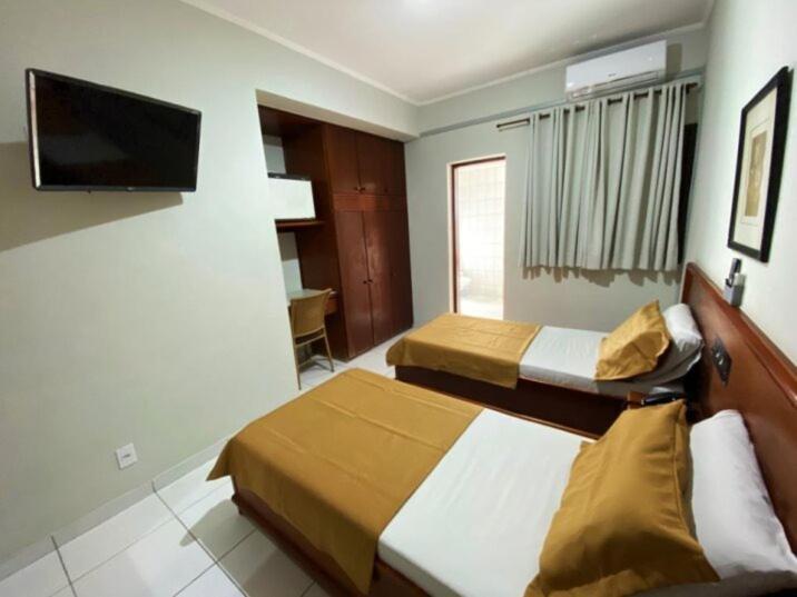 Quarto com 2 Camas de Solteiro