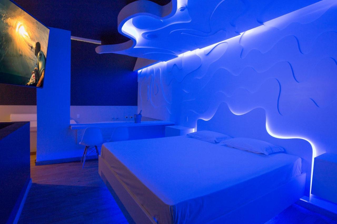 Suíte com Cama King-size e Banheira de Hidromassagem